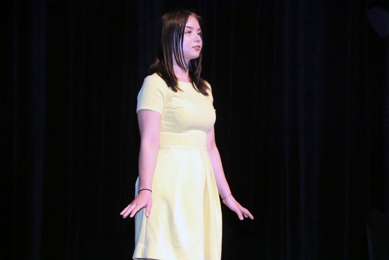 Uczestniczka występująca na scenie podczas wydarzenia.