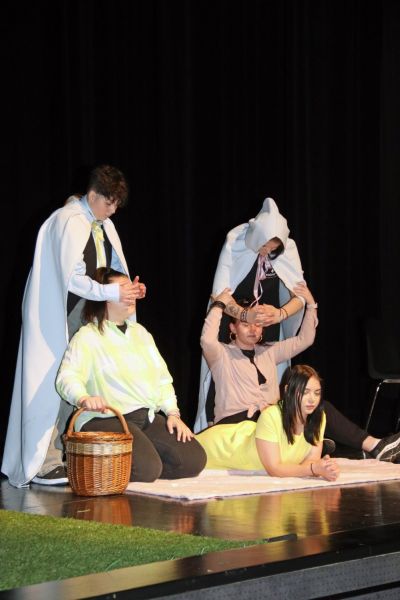 Uczestnicy występujący razem na scenie podczas wydarzenia.