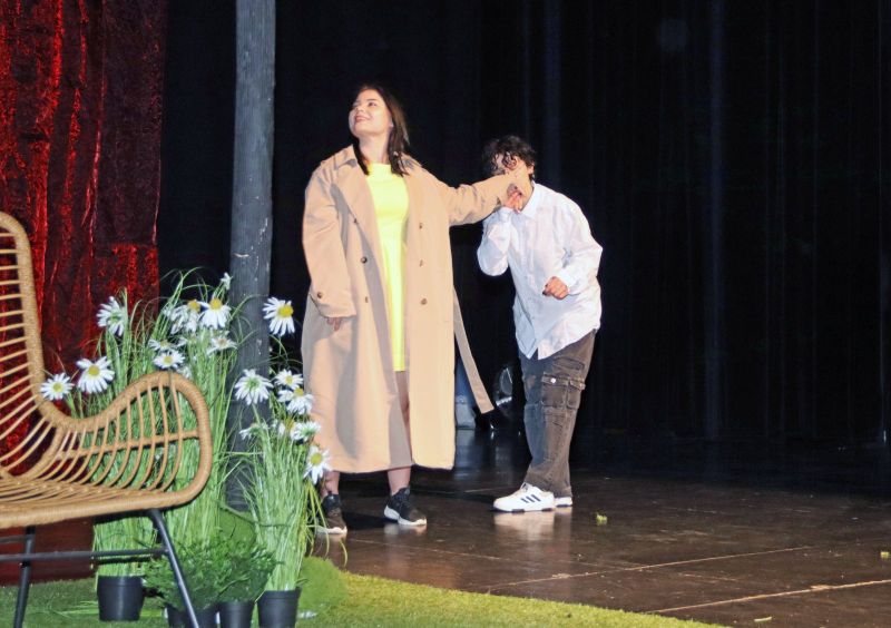 Uczestniczki występujące razem na scenie podczas wydarzenia.