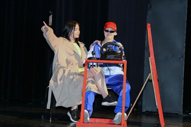 Uczestniczki występujące razem na scenie podczas wydarzenia