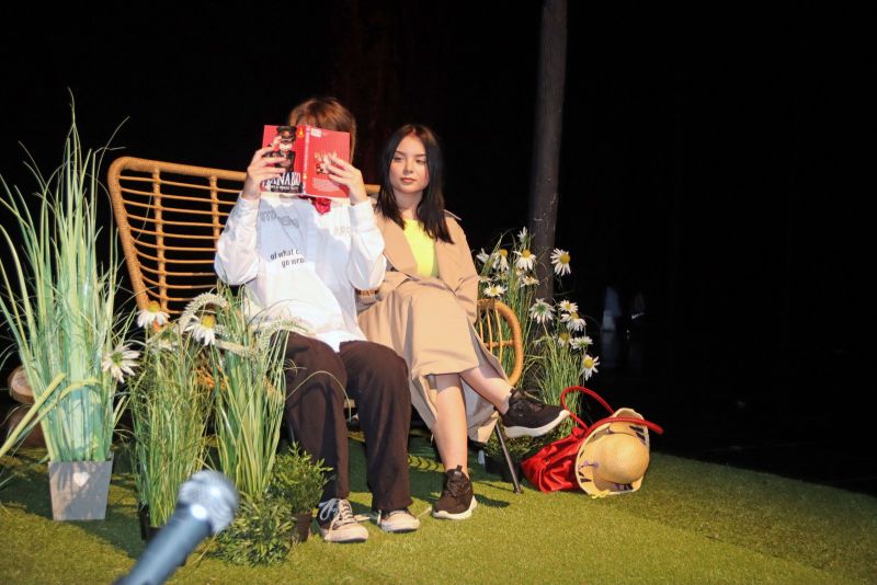 Uczestniczki występujące razem na scenie podczas wydarzenia.