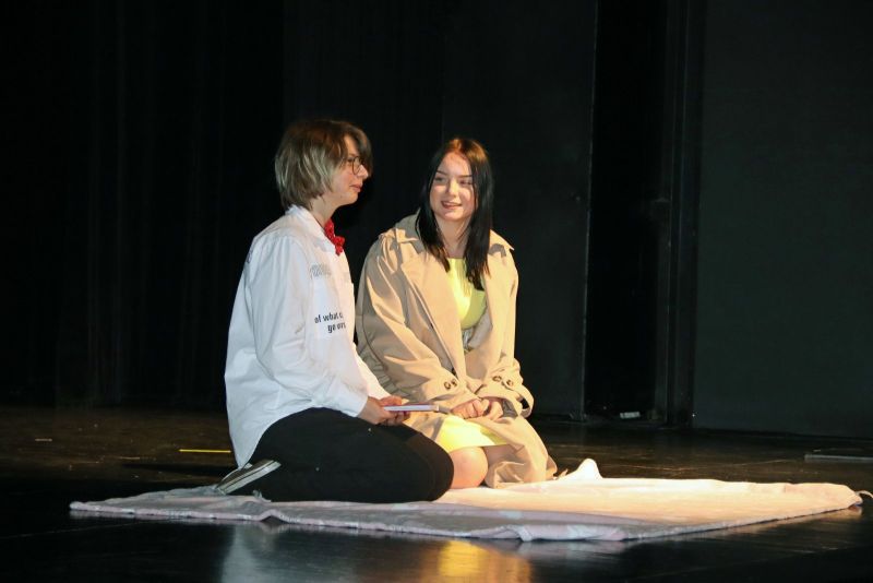  Uczestniczki występujące razem na scenie podczas wydarzenia.