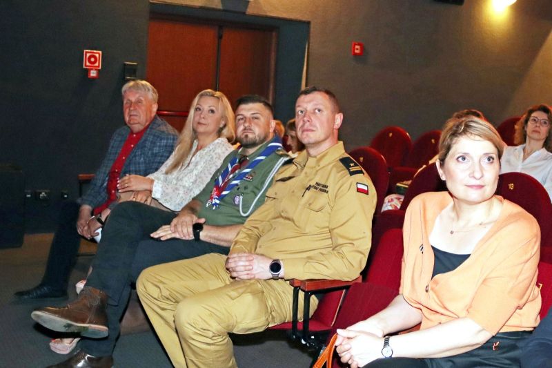 Zaproszeni goście i przedstawiciele władz samorządowych obecni podczas wydarzenia.