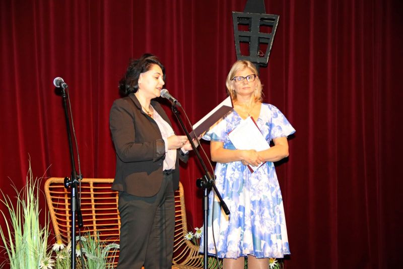 Dwie prowadzące wydarzenie zabierają głos ze sceny.