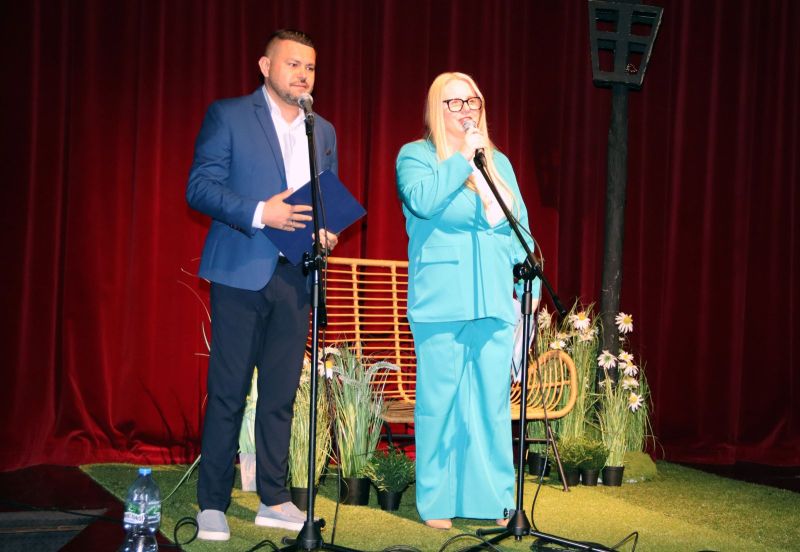 Prowadzący wydarzenie zabierają głos ze sceny.