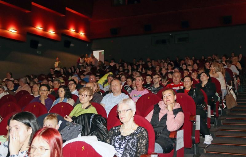 Goście obecni na widowni podczas wydarzenia.