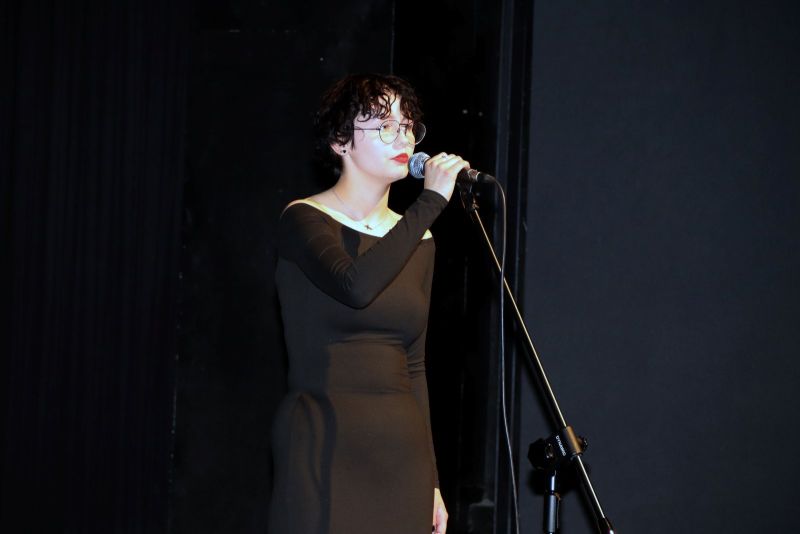 Uczestniczka występująca na scenie podczas wydarzenia.