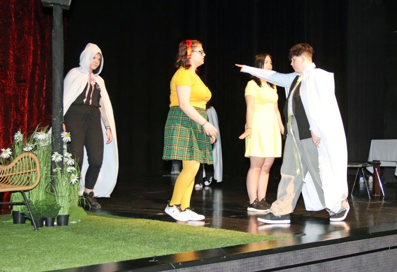 Uczestnicy występujący razem na scenie podczas wydarzenia.