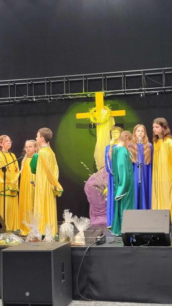 zdjęcie przedstawia grupę młodzieży, podczas występu artystycznego.