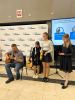 zdjęcie przedstawia mężczyznę grającego na gitarze, obok stoją trzy dziewczynki.