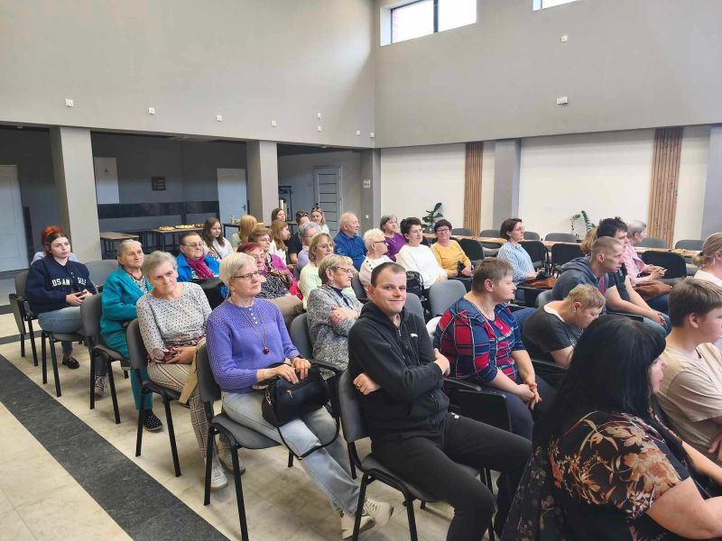 zdjęcie przedstawia liczną grupę ludzi, uczestniczących w spotkaniu. 