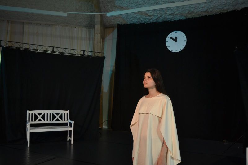 Na zdjęciu widać poważną dziewczynę patrzącą w górę.