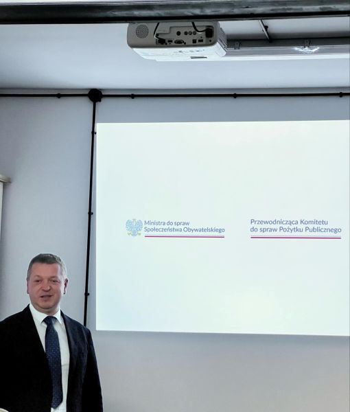 zdjęcie przedstawia przemawiającego Starostę Kwidzyńskiego Tomasza Frejnagiela