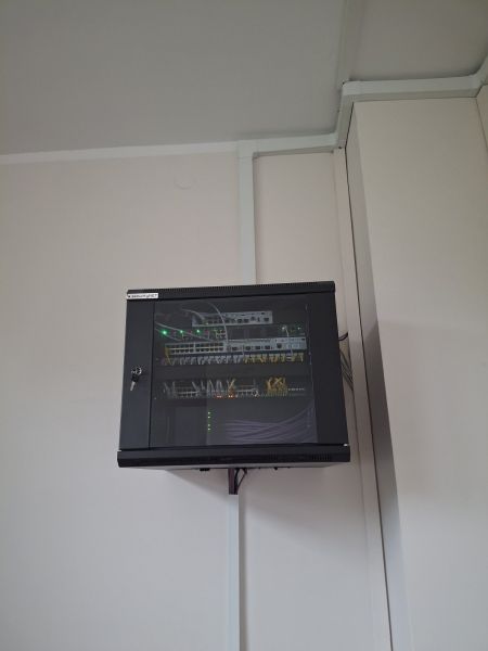 Na zdjęciu widać jedno z urządzeń montowanych w czasie prac – skrzynka wisząca na ścianie