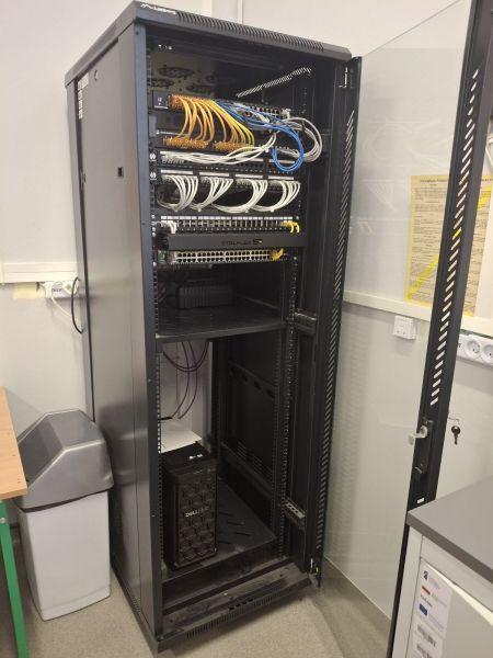 Na zdjęciu widać jedno z urządzeń montowanych w czasie prac - serwer