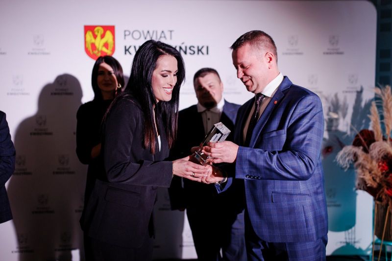 moment wręczenia nagrody, od lewej Monika Barejka oraz starosta Tomasz Frejnagiel