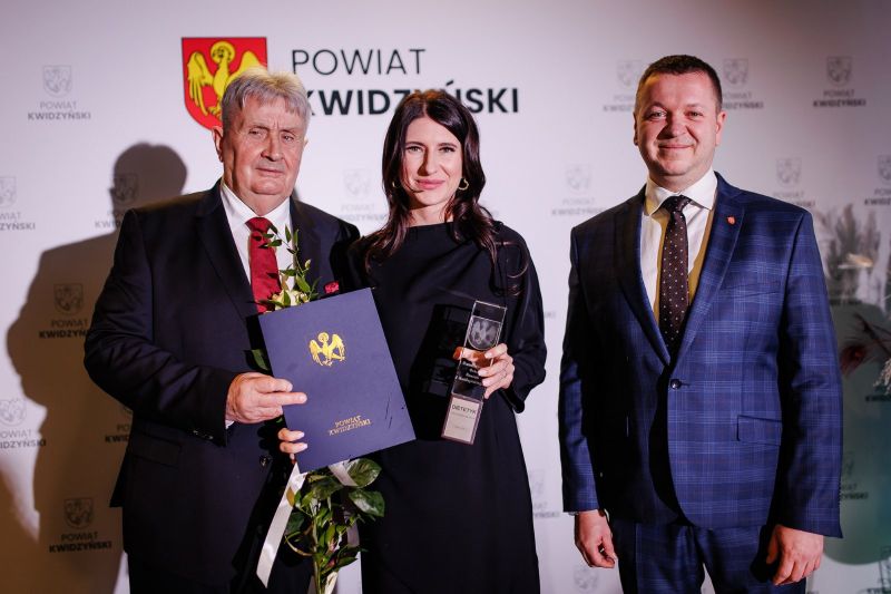 zdjęcie po wręczeniu nagrody, od lewej: przewodniczący Jerzy Śnieg, Patrycja Górska-Moch, starosta Tomasz Frejnagiel