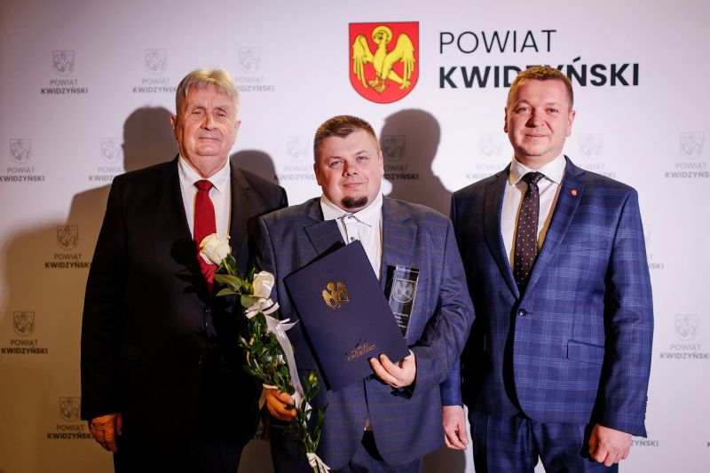 zdjęcie po wręczeniu nagrody, od lewej: przewodniczący Jerzy Śnieg, Marcin Bukalski, starosta Tomasz Frejnagiel