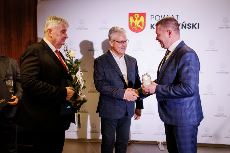zdjęcie z wręczenia nagrody, od lewej: przewodniczący Jerzy Śnieg, Zdzisław Żarnowski, starosta Tomasz Frejnagiel