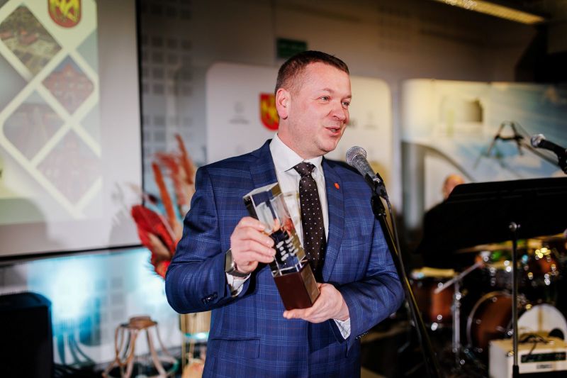 starosta Tomasz Frejnagiel prezentuje nowy wzór statuetki