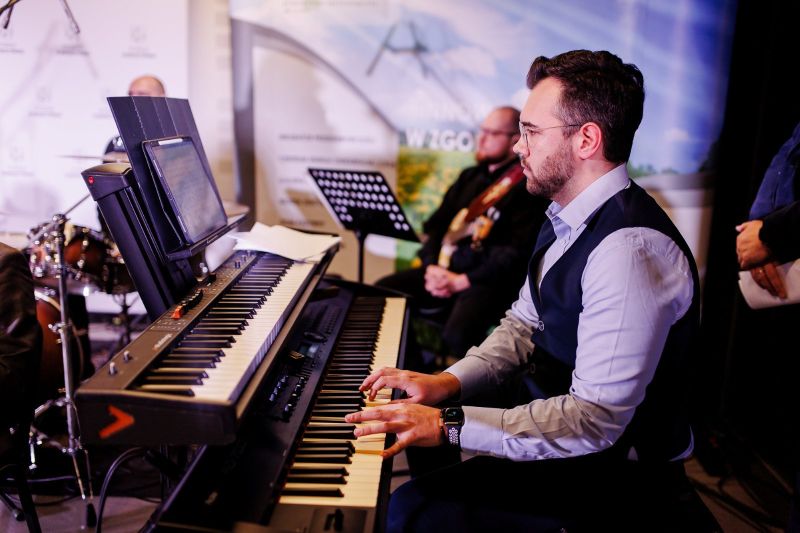 pianista Damian Rutkowski podczas występu