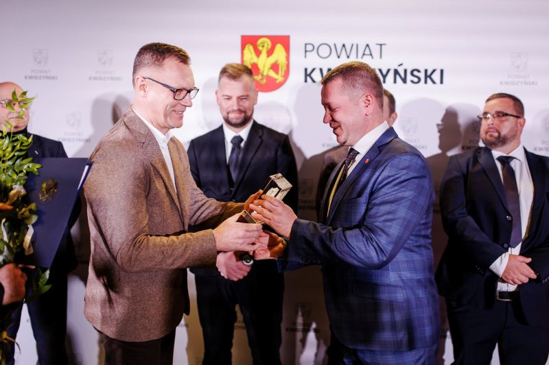 element ilustracyjny do artykułu zawierający logotypy projektowe, nazwę projektu oraz zdjęcia obiektów z terenu powiatu kwidzyńskiego