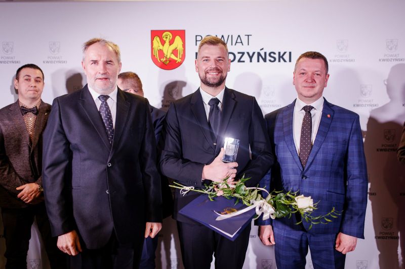 nagrodę dla firmy ECONERGY POLAND wręcza Tomasz Frejnegiel