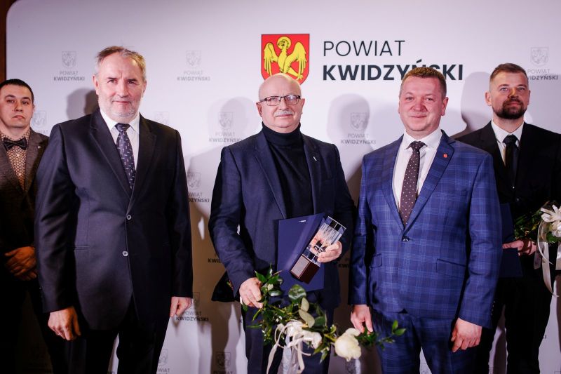 zdjęcie po wręczeniu nagrody, od lewej: wicestarosta Andrzej Zwolak, Roman Walkusz oraz starosta Tomasz Frejnagiel
