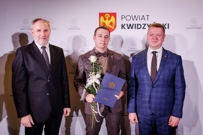 zdjęcie po wręczeniu nagrody, od lewej: wicestarosta Andrzej Zwolak, Kamil Dudek oraz starosta Tomasz Frejnagiel