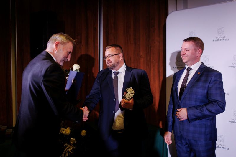 zdjęcie po wręczeniu nagrody, od lewej: wicestarosta Andrzej Zwolak, Patryk Kolski oraz starosta Tomasz Frejnagiel