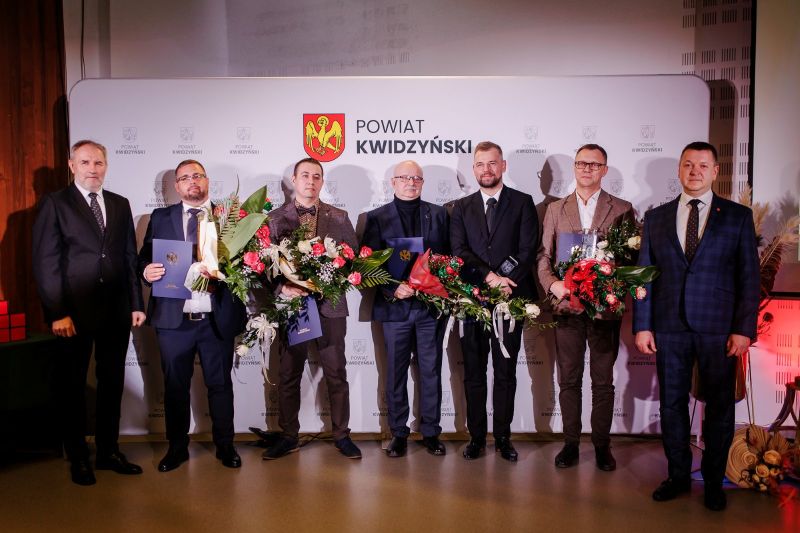 pamiątkowe zdjęcie grupy nagrodzonych, od lewej: wicestarosta Andrzej Zwolak, Patryk Molski, Kamil Dudek, Roman Walkusz, Mikołaj Brzuzy, przedstawiciel firmy ECONERGY POLAND i starosta Tomasz Frejnagiel