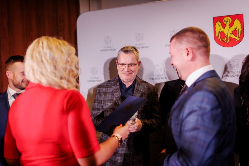 wręczenie nagrody, od lewej: Katarzyna Ochlik-Rafka z zarządu powiatu, Artur Milewski, Estera Milewska i starosta Tomasz Frejnegiel 