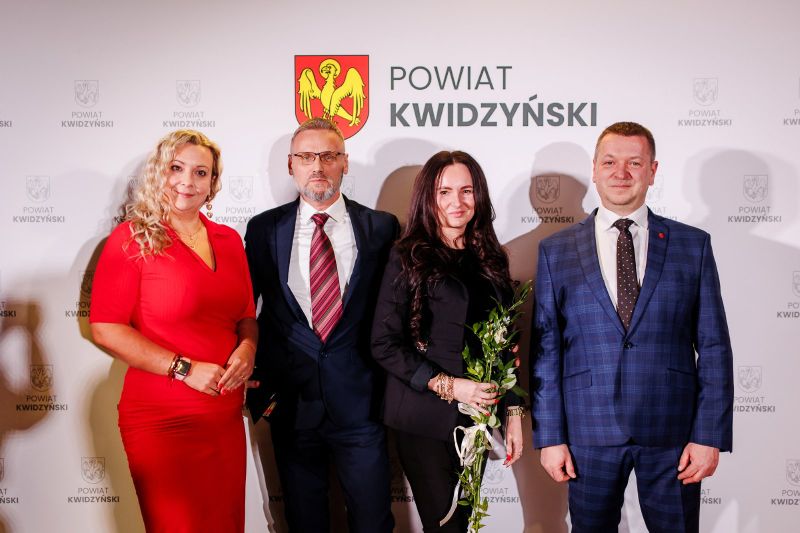 po wręczeniu nagrody, od lewej: Katarzyna Ochlik-Rafka z zarządu powiatu, Zbigniew Bielecki, starosta Tomasz Frejnegiel