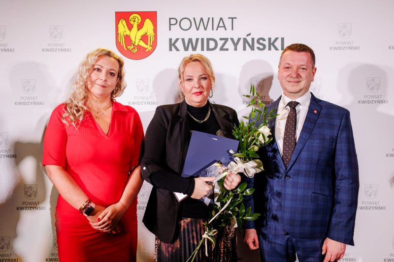 po wręczeniu nagrody, od lewej: Katarzyna Ochlik-Rafka z zarządu powiatu, Ewa Cyprusewicz, starosta Tomasz Frejnegiel
