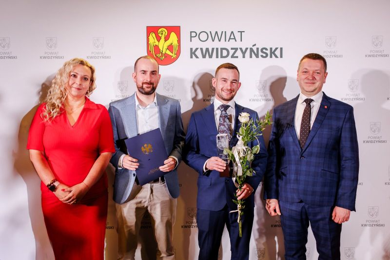 po wręczeniu nagrody, od lewej: Katarzyna Ochlik-Rafka z zarządu powiatu, Dominik i Adam Skonieczek, starosta Tomasz Frejnegiel