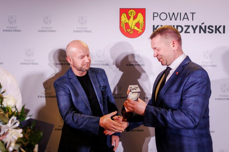 moment wręczenia nagrody, od lewej: Artur Wojtysiak i  starosta Tomasz Frejnegiel