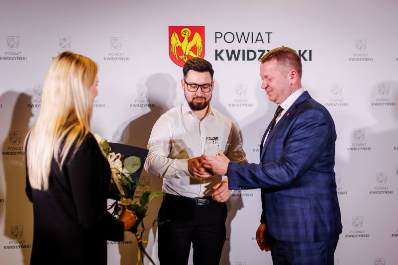 wręczenie nagrody, od lewej: Anna Strzelczyk z zarządu powiatu, Adam Kuncicki i starosta Tomasz Frejnegiel