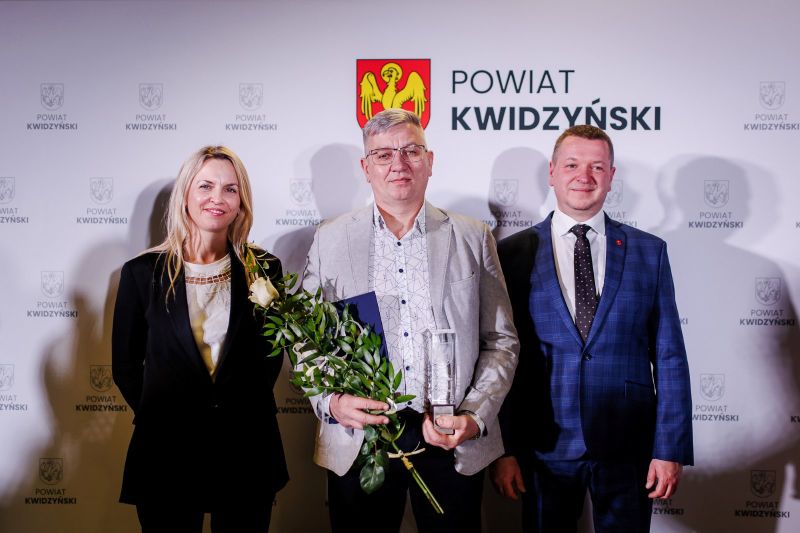 po wręczeniu nagrody, od lewej: Anna Strzelczyk z zarządu powiatu, Andrzej Wiśniewski i starosta Tomasz Frejnegiel
