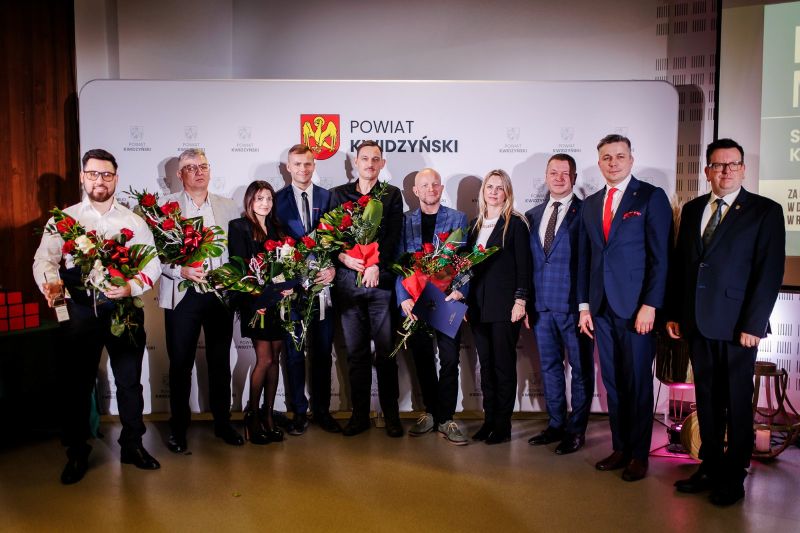 od lewej: Adam Kuncicki, Andrzej Wiśniewski, Angelika Kamińska, Tomasz Meller Jarosław Richert , Artur Wojtysiak, Anna Strzelczyk, Tomasz Frejnagiel oraz Krzysztof Niziałek i Marcin Domagalski