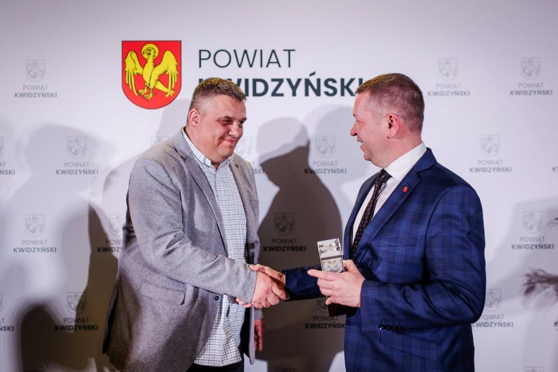 moment wręczenia nagrody, od lewej: Marcin Plitt i  starosta Tomasz Frejnegiel
