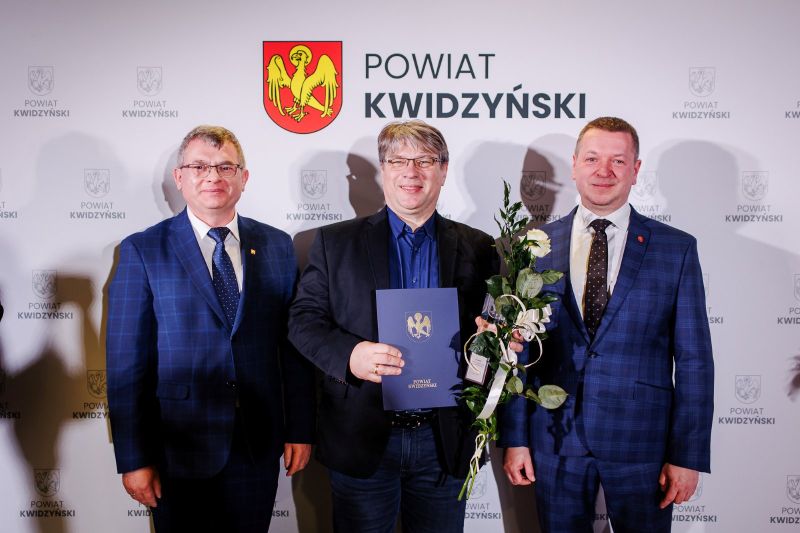 po wręczeniu nagrody, od lewej: Tomasz Pisarek z zarządu powiatu, Grzegorz Piotrowski i starosta Tomasz Frejnegiel