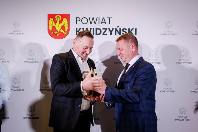 moment wręczenia nagrody, od lewej: Krzysztof Skoczek i  starosta Tomasz Frejnegiel