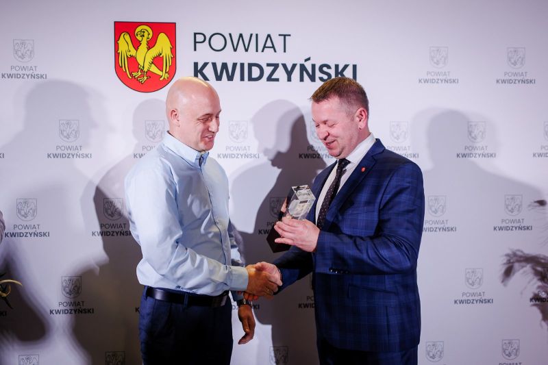 moment wręczenia nagrody, od lewej: Marek Kudełka i  starosta Tomasz Frejnegiel