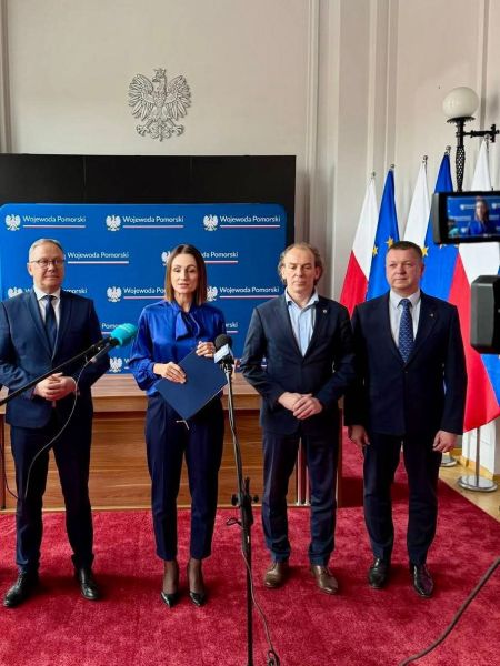 Starosta Tomasz Frejnagiel i wojewoda Beata Rutkiewicz podczas konferencji prasowej dotyczącej inwestycji drogowej.