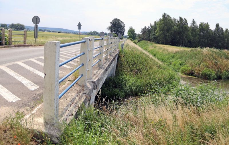 Most nad Kanałem Palemona na trasie Białki–Grabówko, otoczony zielenią.