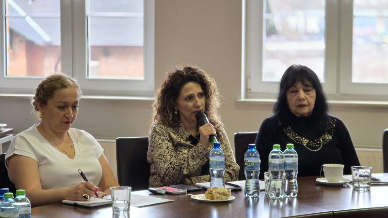 zdjęcie przedstawia panią Karolinę Nowak – Wójta Gminy Gardeja, panią Ewę Tatarę - Kierownika Miejsko - Gminnego Ośrodka Pomocy Społecznej w Prabutach oraz panią Agnieszkę Gołąbek - Przewodniczącą Kwidzyńskiej Rady Seniorów
