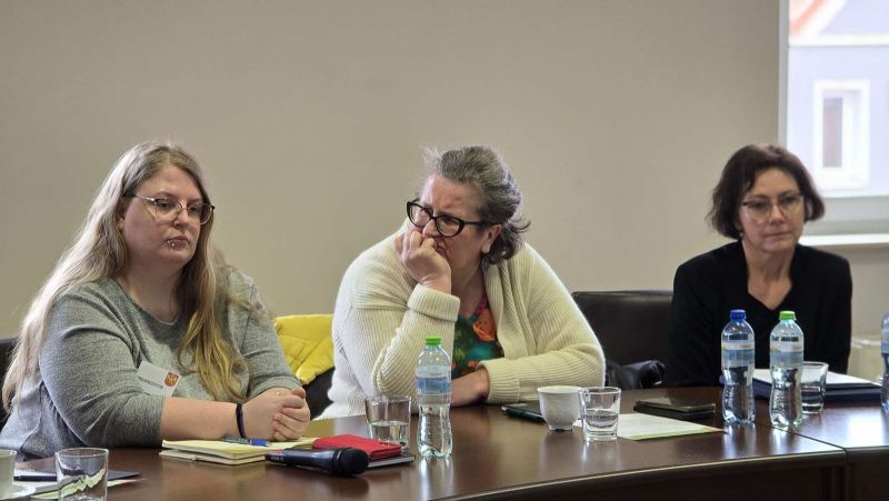 zdjęcie przedstawia panią Magdalenę Podlaszewską - Pracowniczkę Wydziału Rozwoju Powiatu, Polityki Społecznej i Zdrowia Publicznego, panią Agnieszkę Koguciuk - Prezeskę Fundacji Flow oraz panią Joannę Stasińską - Dyrektor DPS w Kwidzynie