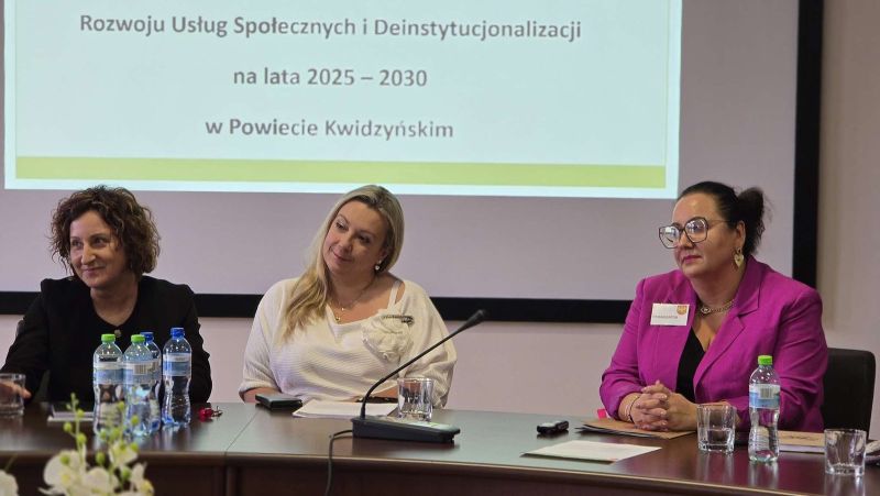 zdjęcie przedstawia panią Kingę Myrcik-Zastępczynię Dyrektora ds. koordynacji polityki społecznej w ROPS, panią Katarzynę Ochlik–Rafkę-Członkinię Zarządu  Powiatu Kwidzyńskiego i panią Annę Świątkowską-Dyrektora Wydziału Rozwoju Powiatu
