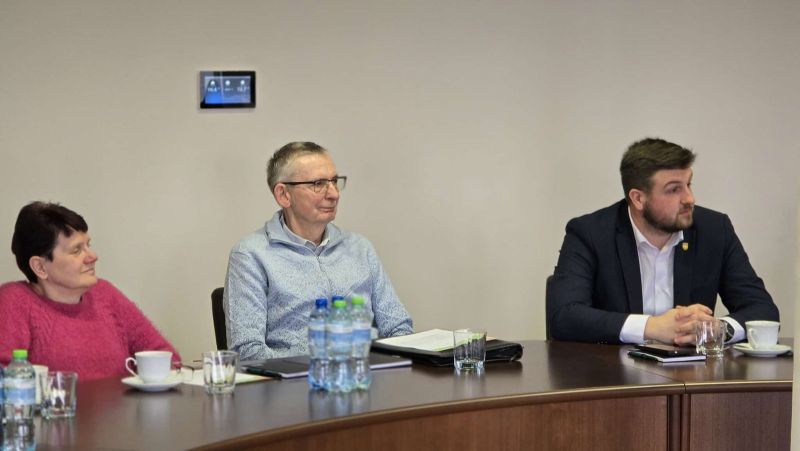 zdjęcie przedstawia panią Bożenę Rybus – Przewodniczącą Komisji Prorodzinnej, pana Adama Mączyńskiego - Kierownika Gminnego Ośrodka Pomocy Społecznej w Ryjewie oraz pana komendanta hm. Andrzeja Delewskiego