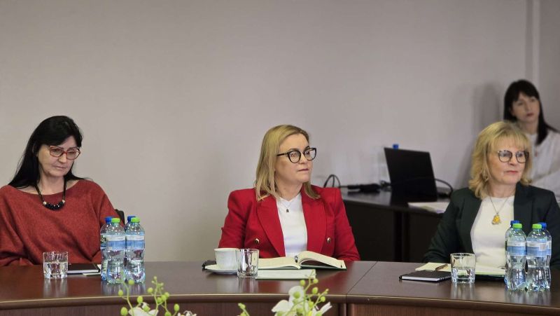 zdjęcie przedstawia panią Aleksandrę Kulesz - Kierownika GOPS w Sadlinkach, panią Sylwię Tokarską - Dyrektora PUP w  Kwidzynie oraz panią Ewę Nowogrodzką - Dyrektora KCK/ Założycielkę Kwidzyńskiego Uniwersytetu Pokoleń